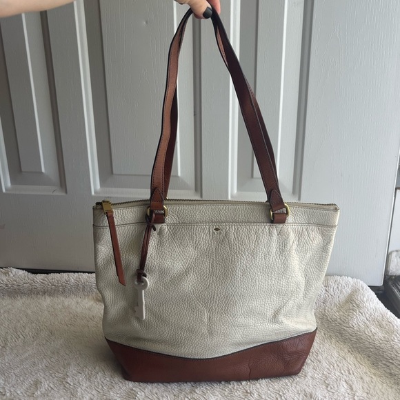 Fossil Outpost Cream & Brown Pebbled Leather Shoulder Tote Bag Purse with Key - Picture 1 of 15